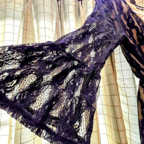 Paperdoll lace bell sleeve apron dress - Picture 4 of 5